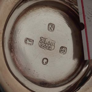 Mug in argento fuso, sbalzato e cesellato. Marchio della citt� di Sheffield per l'anno 1875, argentiere non identificato  - Asta Argenti da Collezione | Antichi - Associazione Nazionale - Case d'Asta italiane