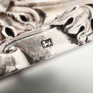 Raro insieme composto da 2 candelabri e 4 candelieri in argento Sterling fuso e cesellato. Inghilterra secondo quarto del XIX secolo. Marchi della citt� di Sheffield e dell'argentiere John Watson  (un candeliere con marchio per l'anno 1838 e rimanenti 3 candelieri e 2 candelabri con marchio per l'anno 1840)  - Asta Argenti da Collezione | Antichi - Associazione Nazionale - Case d'Asta italiane