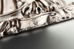 Raro insieme composto da 2 candelabri e 4 candelieri in argento Sterling fuso e cesellato. Inghilterra secondo quarto del XIX secolo. Marchi della citt� di Sheffield e dell'argentiere John Watson  (un candeliere con marchio per l'anno 1838 e rimanenti 3 candelieri e 2 candelabri con marchio per l'anno 1840)  - Asta Argenti da Collezione | Antichi - Associazione Nazionale - Case d'Asta italiane