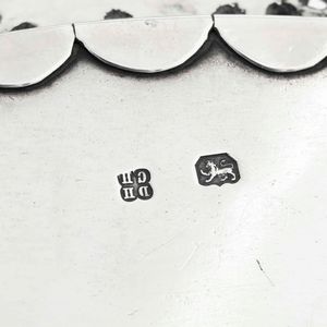 Salver. Argento fuso, traforato e inciso. Marchio della citt� di Londra per l'anno 1872, argentiere Hands & Sons  - Asta Argenti da Collezione | Antichi - Associazione Nazionale - Case d'Asta italiane