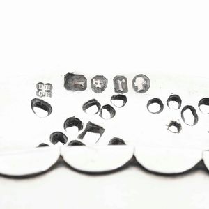 Salver. Argento fuso, traforato e inciso. Marchio della citt� di Londra per l'anno 1872, argentiere Hands & Sons  - Asta Argenti da Collezione | Antichi - Associazione Nazionale - Case d'Asta italiane