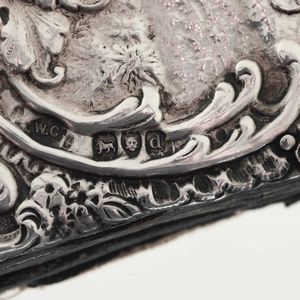 Soffietto da camino rivestito in argento sterling. Marchio della citt� di Londra 1899. Argentiere William Richard Corke  - Asta Argenti da Collezione | Antichi - Associazione Nazionale - Case d'Asta italiane