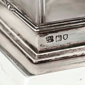 Calamaio. Argento fuso, sagomato, cesellato e vetro. Londra 1910, argentiere D. & J. Wellby Ldt.  - Asta Argenti da Collezione | Antichi - Associazione Nazionale - Case d'Asta italiane