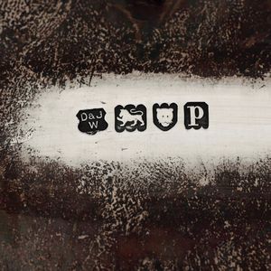 Calamaio. Argento fuso, sagomato, cesellato e vetro. Londra 1910, argentiere D. & J. Wellby Ldt.  - Asta Argenti da Collezione | Antichi - Associazione Nazionale - Case d'Asta italiane