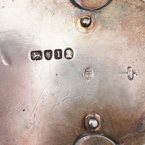 Calamaio. Argento fuso e traforato. Boccette globulari in vetro molato. Londra 1826. Argentiere Robert Hannel I  - Asta Argenti da Collezione | Antichi - Associazione Nazionale - Case d'Asta italiane