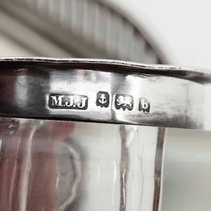 Calamaio. Argento fuso, sagomato e vetro. Marchi della citt� di Birmingham per l�anno 1901 e dell�argentiere MJJ (non identificato)  - Asta Argenti da Collezione | Antichi - Associazione Nazionale - Case d'Asta italiane