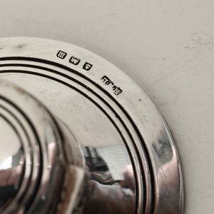 Due calamai. Argento fuso e sagomato. Uno Birmingham 1911, argentiere Henry Williamson Ldt. e uno Birmingham 1919 (bollo dell�argentiere parziale di difficile lettura)  - Asta Argenti da Collezione | Antichi - Associazione Nazionale - Case d'Asta italiane