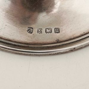 Due calamai. Argento fuso e sagomato. Uno Birmingham 1911, argentiere Henry Williamson Ldt. e uno Birmingham 1919 (bollo dell�argentiere parziale di difficile lettura)  - Asta Argenti da Collezione | Antichi - Associazione Nazionale - Case d'Asta italiane