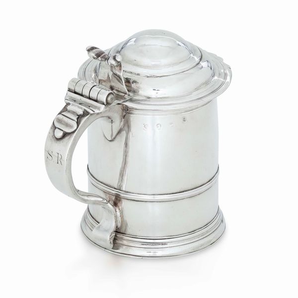Tankard. Argento fuso, sbalzato e cesellato. Londra 1714. Marchio dellargentiere consunto di difficile lettura  - Asta Argenti da collezione | XX secolo - Associazione Nazionale - Case d'Asta italiane