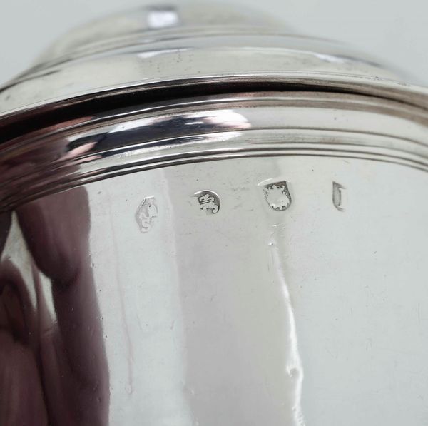 Tankard. Argento fuso e sbalzato. Londra 1724. Marchio dellargentiere consunto di difficile lettura  - Asta Argenti da collezione | XX secolo - Associazione Nazionale - Case d'Asta italiane