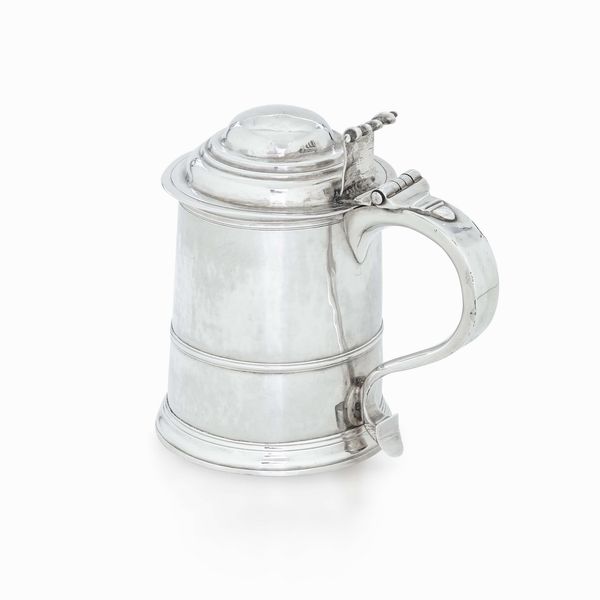 Tankard. Argento fuso e sbalzato. Londra 1725. Argentiere WA con coppa biansata (non identificato)  - Asta Argenti da collezione | XX secolo - Associazione Nazionale - Case d'Asta italiane