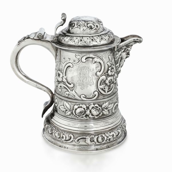 Tankard. Argento fuso, sbalzato e cesellato. Londra 1727. Marchio dellargentiere parziale di difficile identificazione (J. Millington?) e altri marchi per Londra 1877 e dellargentiere Frederick Brasted  - Asta Argenti da collezione | XX secolo - Associazione Nazionale - Case d'Asta italiane