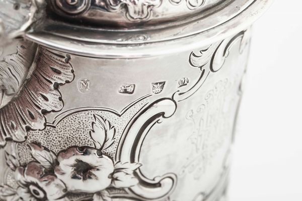 Tankard. Argento fuso, sbalzato e cesellato. Londra 1727. Marchio dellargentiere parziale di difficile identificazione (J. Millington?) e altri marchi per Londra 1877 e dellargentiere Frederick Brasted  - Asta Argenti da collezione | XX secolo - Associazione Nazionale - Case d'Asta italiane
