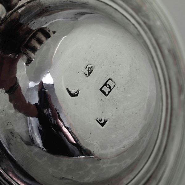 Tankard. Argento fuso, sbalzato e cesellato. Londra 1733. Argentiere R.B. (Richard Bayley?)  - Asta Argenti da collezione | XX secolo - Associazione Nazionale - Case d'Asta italiane