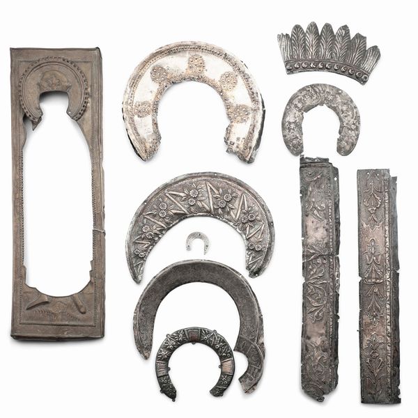 Lotto di varie rize ed elementi in metallo e argento sbalzato  - Asta Argenti da collezione | XX secolo - Associazione Nazionale - Case d'Asta italiane