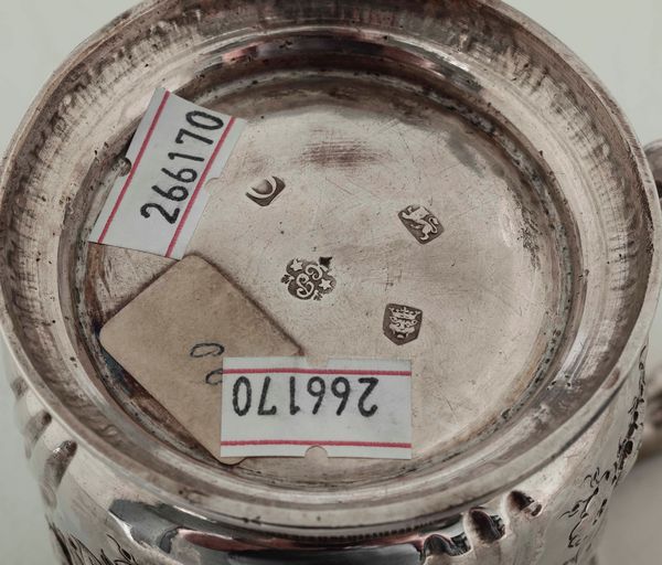 Mug. Argento fuso e cesellato (sbalzato in epoca successiva). Londra 1729/1731. Argentiere Humprey Payne  - Asta Argenti da collezione | XX secolo - Associazione Nazionale - Case d'Asta italiane