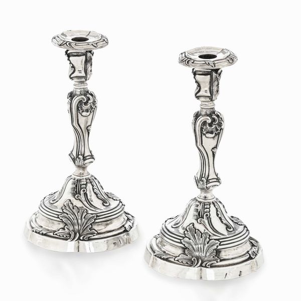 Coppia di candelieri. Argento fuso, sbalzato e cesellato. Genova XVIII secolo. Marchio della �Torretta� con datario 75  - Asta Argenti da collezione | XX secolo - Associazione Nazionale - Case d'Asta italiane