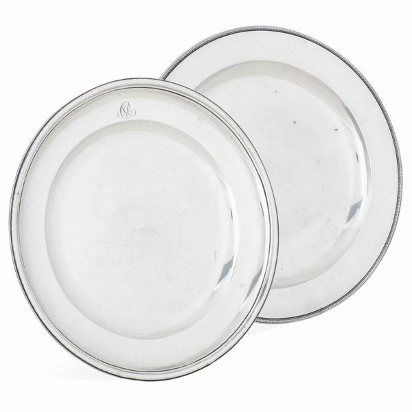 Due piatti. Argento fuso, sagomato e cesellato. Genova primo quarto del XIX secolo, marchio della �Torretta� con datario per gli anni 1820 e 1823  - Asta Argenti da collezione | XX secolo - Associazione Nazionale - Case d'Asta italiane