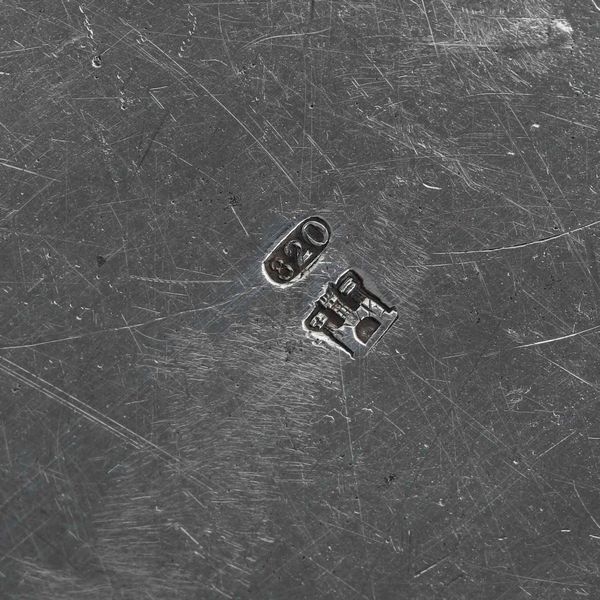 Due piatti. Argento fuso, sagomato e cesellato. Genova primo quarto del XIX secolo, marchio della �Torretta� con datario per gli anni 1820 e 1823  - Asta Argenti da collezione | XX secolo - Associazione Nazionale - Case d'Asta italiane