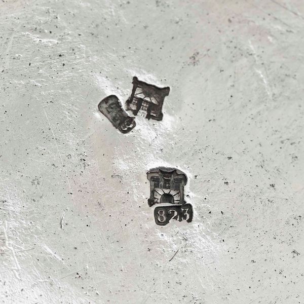 Due piatti. Argento fuso, sagomato e cesellato. Genova primo quarto del XIX secolo, marchio della �Torretta� con datario per gli anni 1820 e 1823  - Asta Argenti da collezione | XX secolo - Associazione Nazionale - Case d'Asta italiane