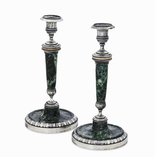 Rara coppia di candelieri. Argento fuso e cesellato. Marmo verde e giallo. Italia (?) XIX-XX secolo, marchio della �Torretta� senza datario (probabilmente non pertinente)  - Asta Argenti da collezione | XX secolo - Associazione Nazionale - Case d'Asta italiane