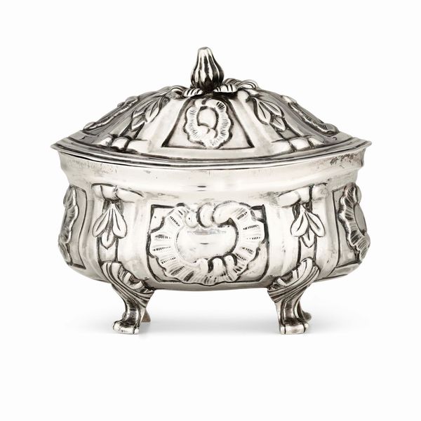 Zuccheriera. Argento fuso, sbalzato e cesellato. Torino ultimo quarto del XVIII secolo. Saggiatore e contrassaggiatore Bartolomeo Bernardi  - Asta Argenti da collezione | XX secolo - Associazione Nazionale - Case d'Asta italiane