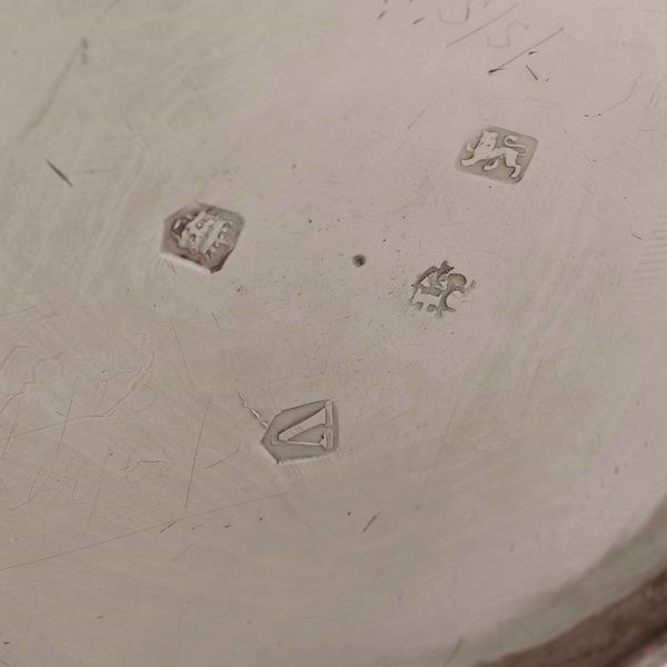 Tankard in argento fuso, sbalzato e cesellato. Marchio della citt di Londra per lanno 1735 e dellargentiere consunto di difficile lettura  - Asta Argenti da collezione | XX secolo - Associazione Nazionale - Case d'Asta italiane
