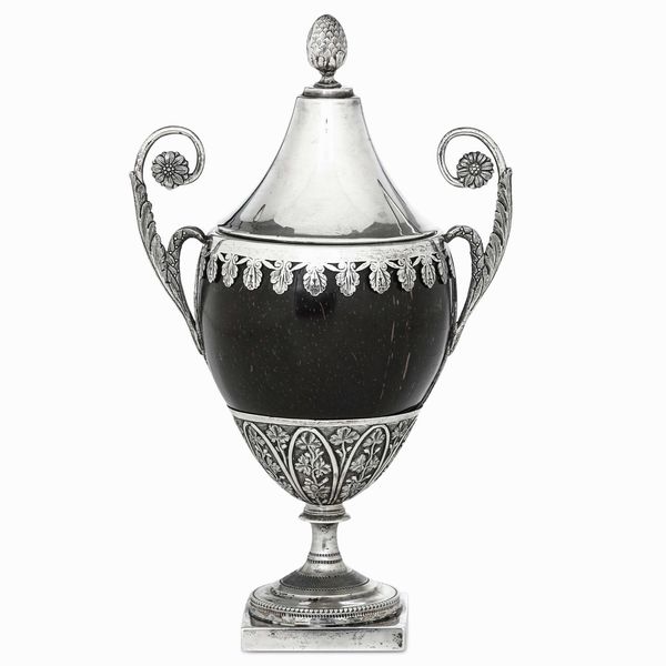 Zuccheriera. Argento fuso, sbalzato, cesellato e noce di cocco. Argenteria milanese del XIX secolo, marchio di titolo in uso dal 1812 al 1872  - Asta Argenti da collezione | XX secolo - Associazione Nazionale - Case d'Asta italiane
