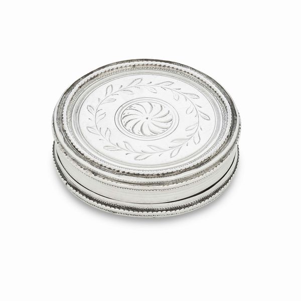 Tabacchiera. Argento fuso, sbalzato e cesellato. Venezia XVIII secolo. Marchi del saggiatore e dell�argentiere consunti di difficile lettura  - Asta Argenti da collezione | XX secolo - Associazione Nazionale - Case d'Asta italiane