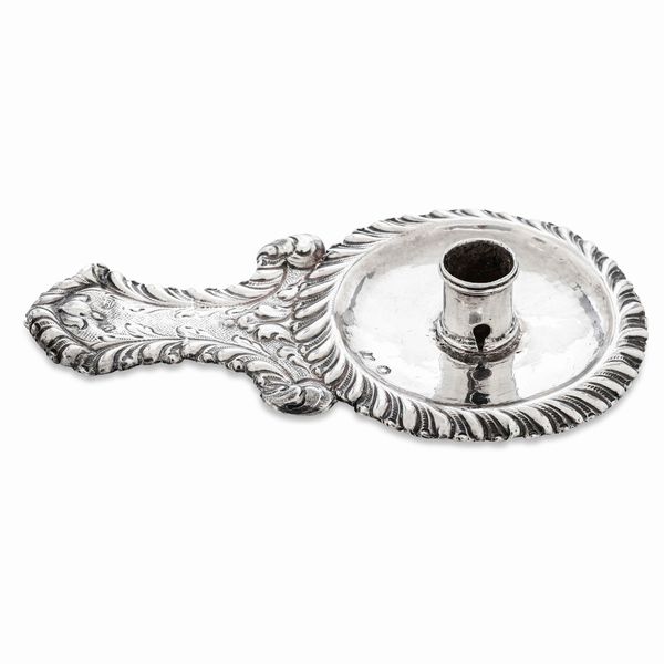 Rara bugia. Argento sbalzato e cesellato. Verona ultimo quarto del XVII secolo. Marchio con scudo crociato e dell�argentiere AB (documentato ma non identificato) ed altri marchi lombardo veneti di passaggi territoriali  - Asta Argenti da collezione | XX secolo - Associazione Nazionale - Case d'Asta italiane