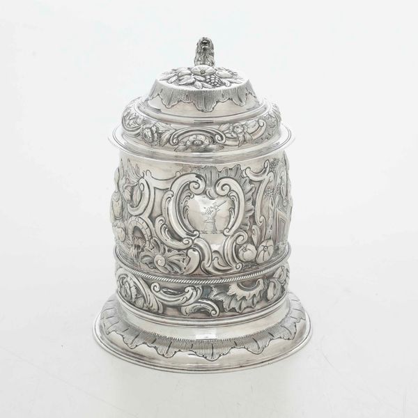Tankard. Argento fuso, sbalzato e cesellato. Londra terzo quarto del XVIII secolo (1763?). Argentiere DR sormontato da corona (non identificato)  - Asta Argenti da collezione | XX secolo - Associazione Nazionale - Case d'Asta italiane