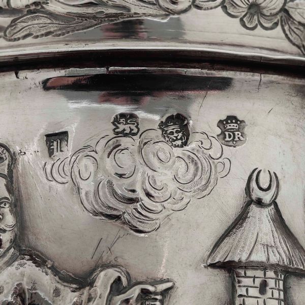 Tankard. Argento fuso, sbalzato e cesellato. Londra terzo quarto del XVIII secolo (1763?). Argentiere DR sormontato da corona (non identificato)  - Asta Argenti da collezione | XX secolo - Associazione Nazionale - Case d'Asta italiane