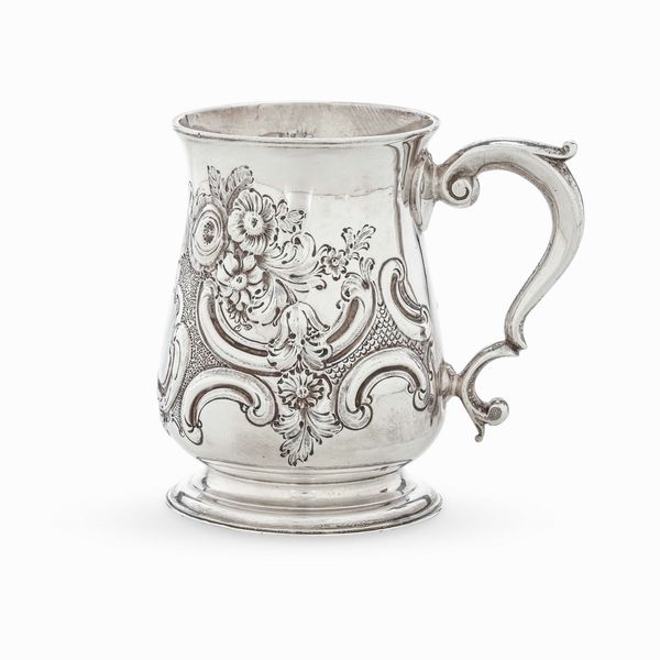 Mug in argento fuso, sbalzato e cesellato. Marchio della citt di Londra per l'anno 1748, argentiere probabilmente John Robinson (bollo consunto di difficile lettura)  - Asta Argenti da collezione | XX secolo - Associazione Nazionale - Case d'Asta italiane