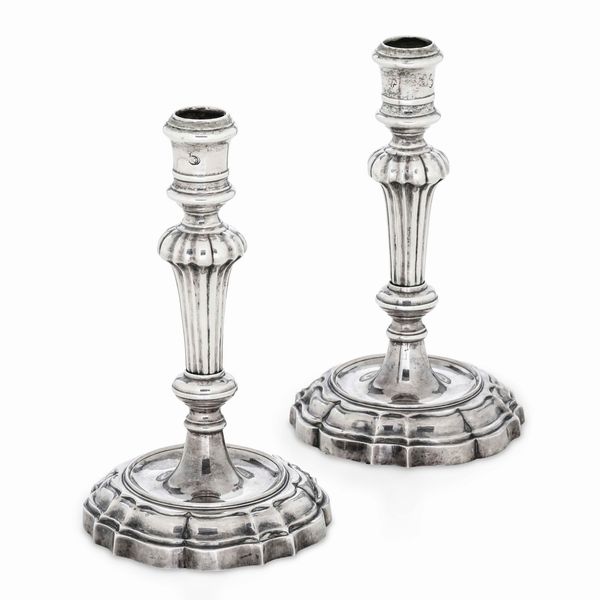 Coppia di candelieri. Argento fuso e sagomato. Venezia XVIII secolo, marchio dell�argentiere VC (documentato ma non identificato)  - Asta Argenti da collezione | XX secolo - Associazione Nazionale - Case d'Asta italiane