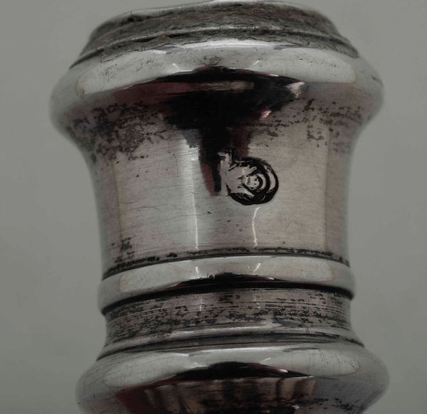 Coppia di candelieri. Argento fuso e sagomato. Venezia XVIII secolo, marchio dell�argentiere VC (documentato ma non identificato)  - Asta Argenti da collezione | XX secolo - Associazione Nazionale - Case d'Asta italiane