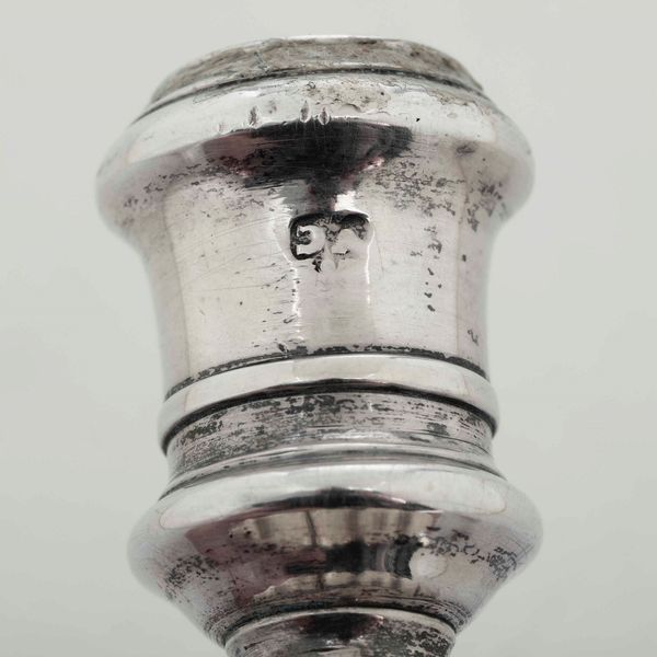 Coppia di candelieri. Argento fuso e sagomato. Venezia XVIII secolo, marchio dell�argentiere VC (documentato ma non identificato)  - Asta Argenti da collezione | XX secolo - Associazione Nazionale - Case d'Asta italiane
