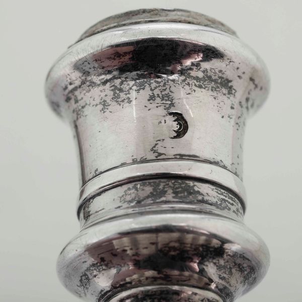 Coppia di candelieri. Argento fuso e sagomato. Venezia XVIII secolo, marchio dell�argentiere VC (documentato ma non identificato)  - Asta Argenti da collezione | XX secolo - Associazione Nazionale - Case d'Asta italiane