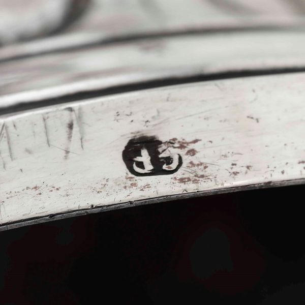 Coppia di candelieri. Argento fuso, sbalzato e cesellato. Siena XIX secolo. Marchio dell�argentiere GB in campo ovale della bottega Bonechi  - Asta Argenti da collezione | XX secolo - Associazione Nazionale - Case d'Asta italiane