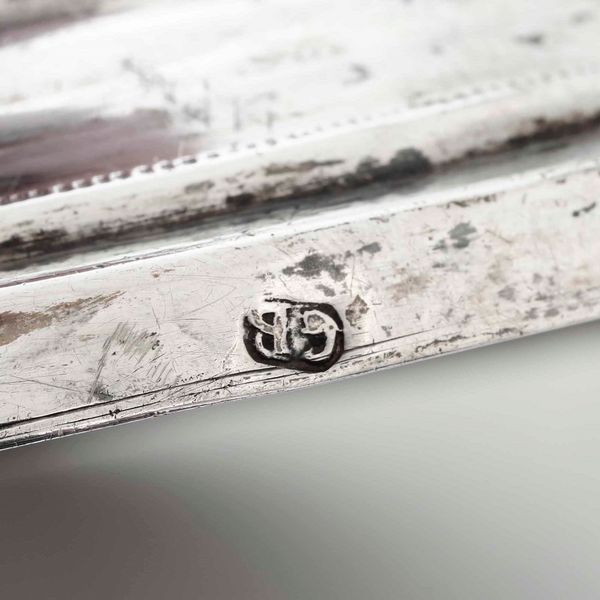 Coppia di candelieri. Argento fuso, sbalzato e cesellato. Siena XIX secolo. Marchio dell�argentiere GB in campo ovale della bottega Bonechi  - Asta Argenti da collezione | XX secolo - Associazione Nazionale - Case d'Asta italiane