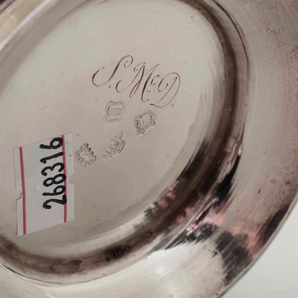 Mug in argento fuso, sbalzato e cesellato. Marchio della citt di Londra per l'anno 1748, argentiere probabilmente John Robinson (bollo consunto di difficile lettura)  - Asta Argenti da collezione | XX secolo - Associazione Nazionale - Case d'Asta italiane