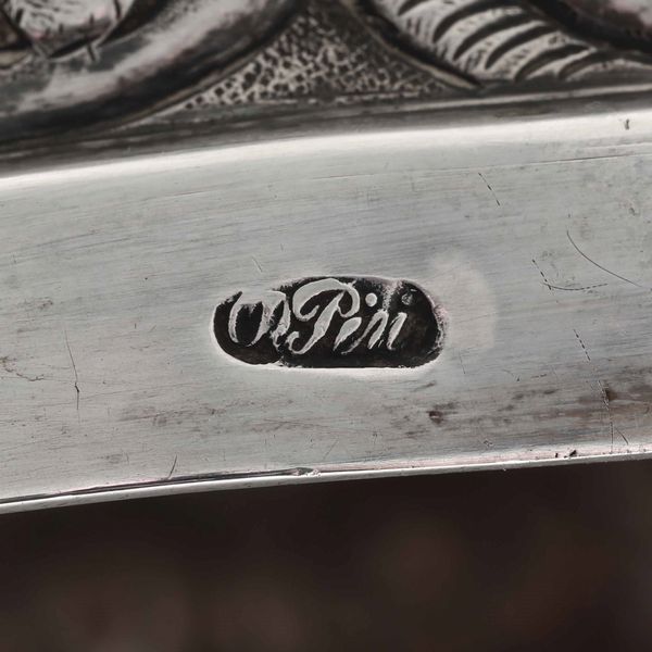 Coppia di candelieri in argento fuso, sbalzato e cesellato, argentiere O. Pini, Toscana XIX secolo  - Asta Argenti da collezione | XX secolo - Associazione Nazionale - Case d'Asta italiane