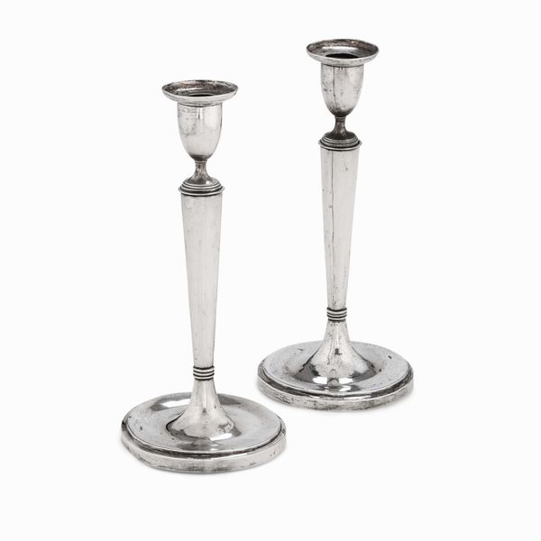 Coppia di candelieri Argento fuso e sbalzato. Roma, prima met� del XIX secolo, Maestro argentiere Francesco Colein (1795-1842)  - Asta Argenti da collezione | XX secolo - Associazione Nazionale - Case d'Asta italiane