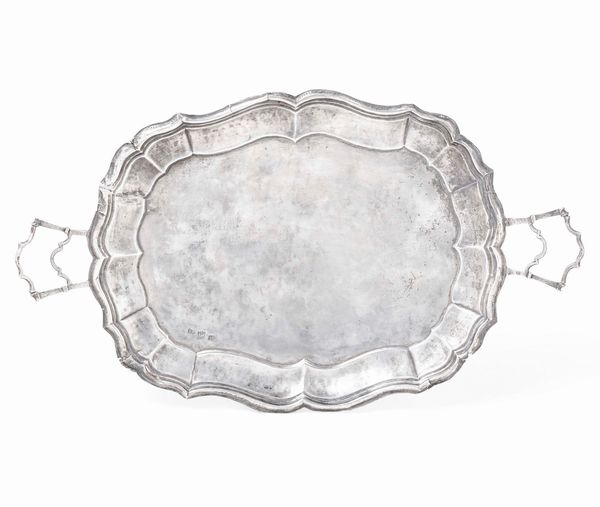 Vassoio in argento fuso e sbalzato. Palermo, XVIII secolo. Punzone del console probabilmente Agostino di Filippo (documentato nel 1754) e dell�argentiere G.C.  - Asta Argenti da collezione | XX secolo - Associazione Nazionale - Case d'Asta italiane