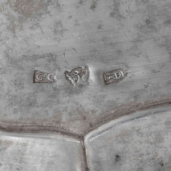 Vassoio in argento fuso e sbalzato. Palermo, XVIII secolo. Punzone del console probabilmente Agostino di Filippo (documentato nel 1754) e dell�argentiere G.C.  - Asta Argenti da collezione | XX secolo - Associazione Nazionale - Case d'Asta italiane