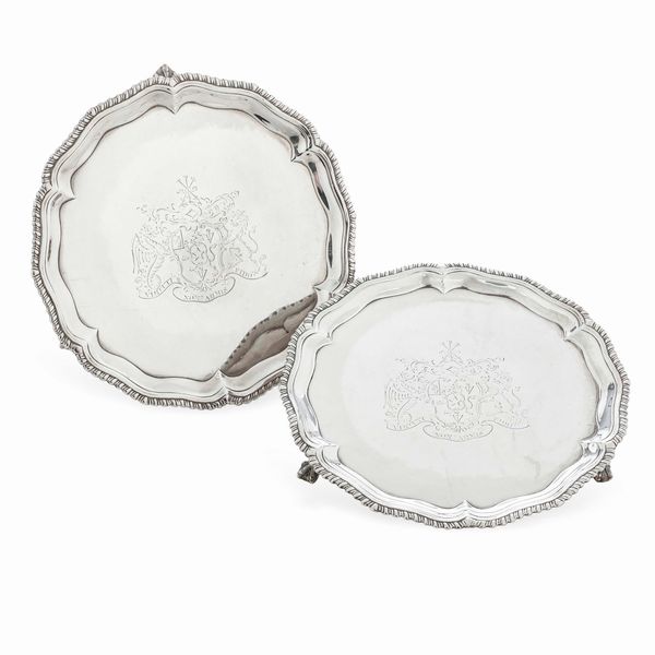 Coppia di salver. Argento fuso, sbalzato e cesellato. Londra 1759. Marchi dellargentiere IC (John Carter documentato dal 1797, probabile autore degli stemmi incisi in epoca posteriore)  - Asta Argenti da collezione | XX secolo - Associazione Nazionale - Case d'Asta italiane