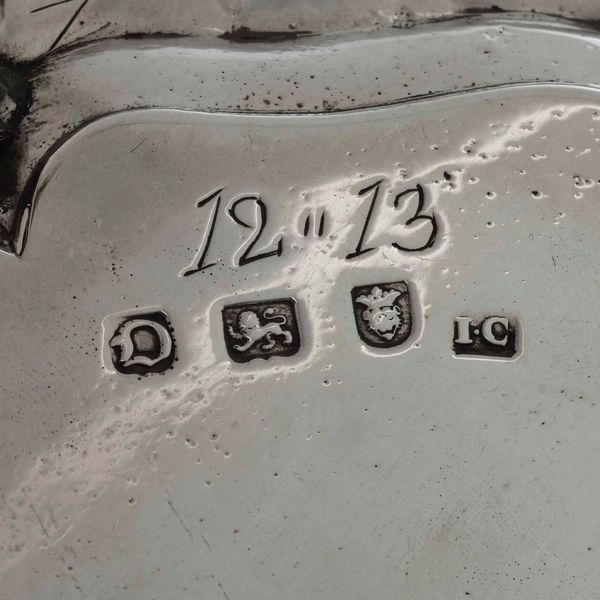 Coppia di salver. Argento fuso, sbalzato e cesellato. Londra 1759. Marchi dellargentiere IC (John Carter documentato dal 1797, probabile autore degli stemmi incisi in epoca posteriore)  - Asta Argenti da collezione | XX secolo - Associazione Nazionale - Case d'Asta italiane