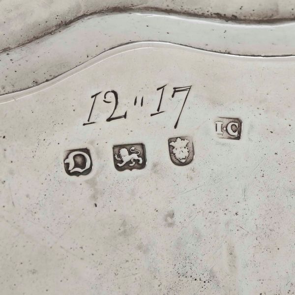 Coppia di salver. Argento fuso, sbalzato e cesellato. Londra 1759. Marchi dellargentiere IC (John Carter documentato dal 1797, probabile autore degli stemmi incisi in epoca posteriore)  - Asta Argenti da collezione | XX secolo - Associazione Nazionale - Case d'Asta italiane