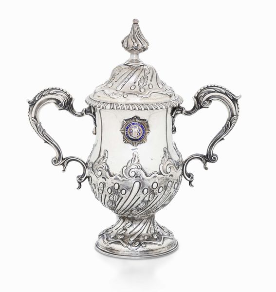 Coppa biansata. Argento fuso, sbalzato, cesellato e smalti policromi. Londra 1768. Argentiere RG (non identificato)  - Asta Argenti da collezione | XX secolo - Associazione Nazionale - Case d'Asta italiane