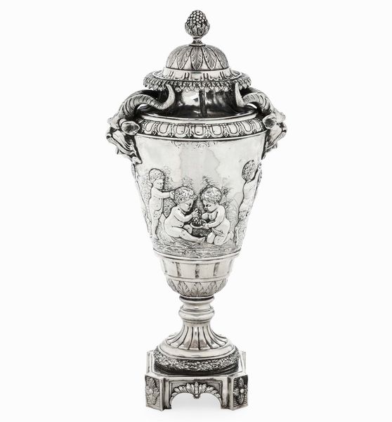 Potiche. Argento fuso, sbalzato e cesellato. Manifattura europea del XIX-XX secolo (Hanau?). Marchi ad imitazione dell�argenteria settecentesca francese  - Asta Argenti da collezione | XX secolo - Associazione Nazionale - Case d'Asta italiane