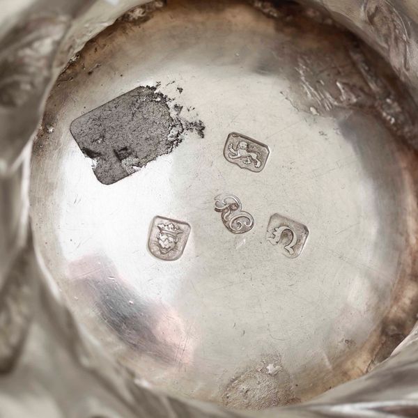 Coppa biansata. Argento fuso, sbalzato, cesellato e smalti policromi. Londra 1768. Argentiere RG (non identificato)  - Asta Argenti da collezione | XX secolo - Associazione Nazionale - Case d'Asta italiane